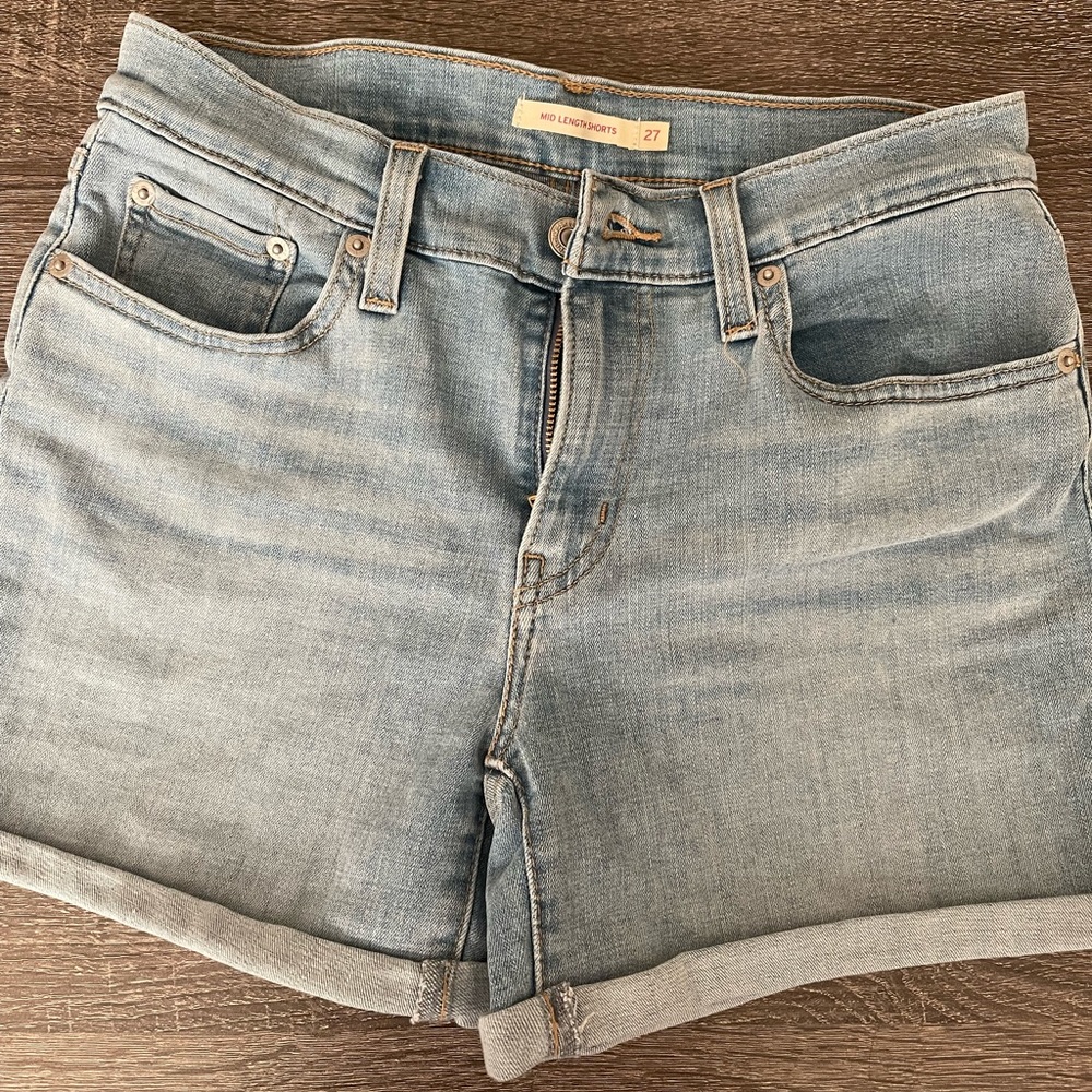 Levi’s NWOT Mid Length Shorts Light Blue 27